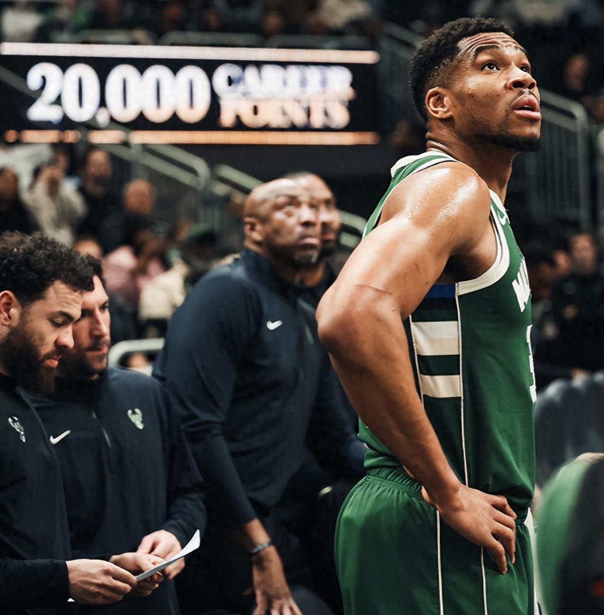 费德勒连续十场比赛得分超过比赛规则变更,雄鹿不断突破! 费德勒连续十场比赛得分超过比赛规则变更,雄鹿不断突破!