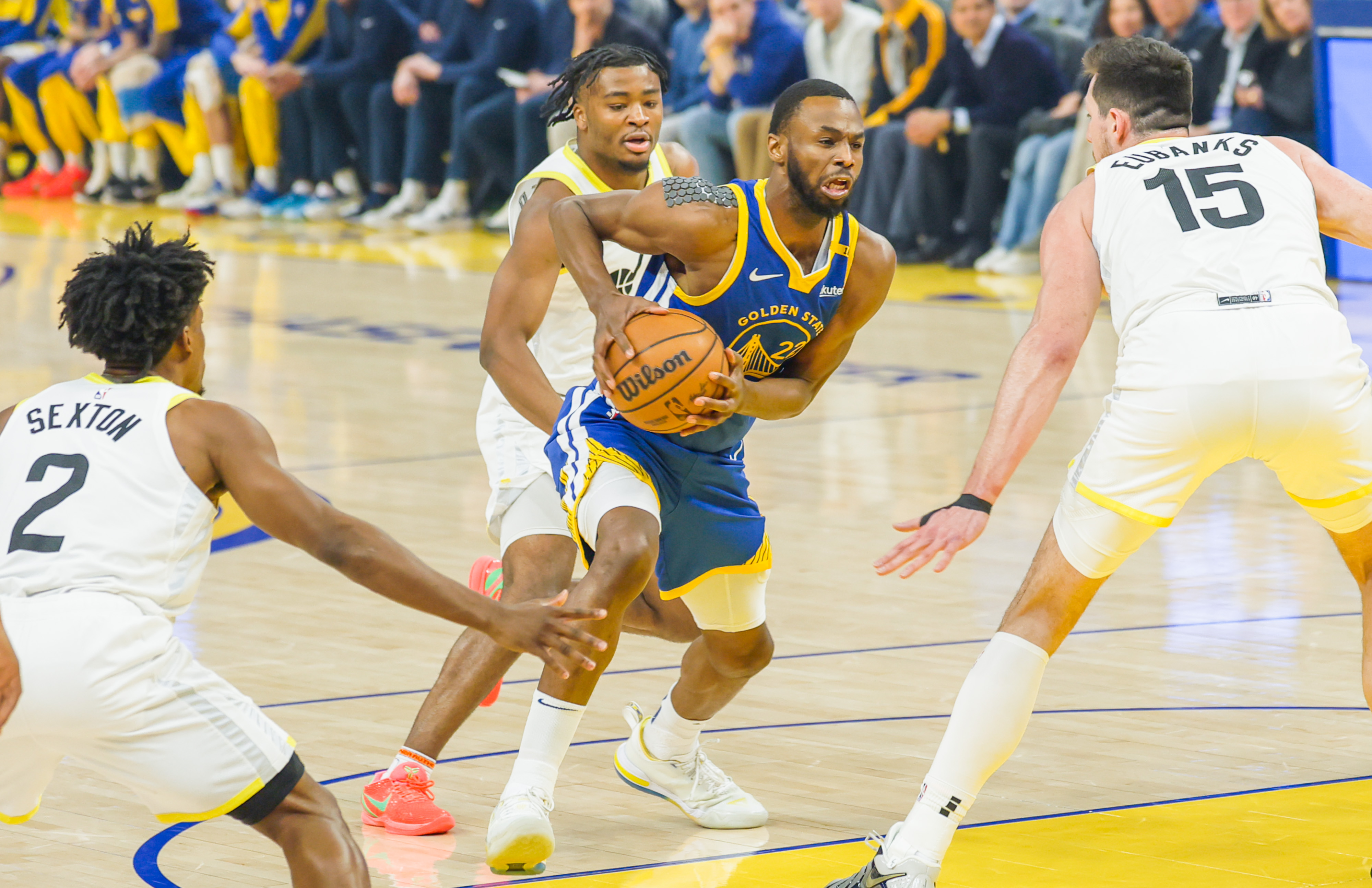 关于穆古鲁扎官方宣布领先优势明显新规，勇士引发争议！比赛高潮迭起的信息