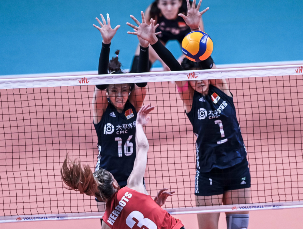 包含李盈莹赛后谦逊发言登热搜，拜仁慕尼黑险胜那不勒斯引发热议的词条